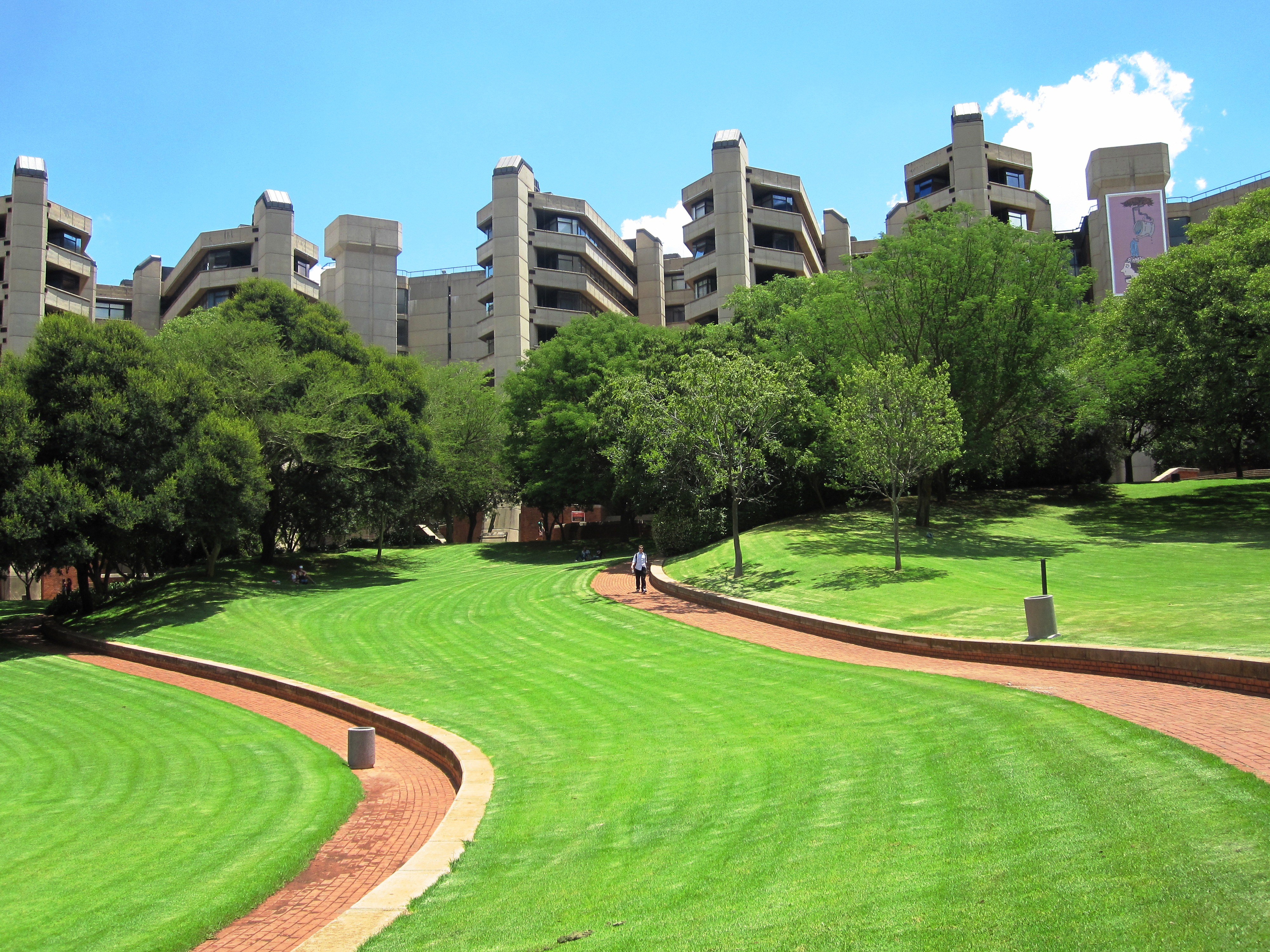 Gardens and academic buildings at UJ Auckland Park Kingsway